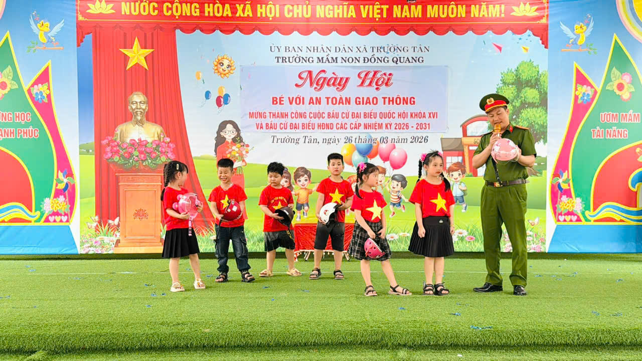 Công an xã Trường Tân tổ chức các hoạt động tuyên truyền về trật tự, an toàn giao thông tại trường học